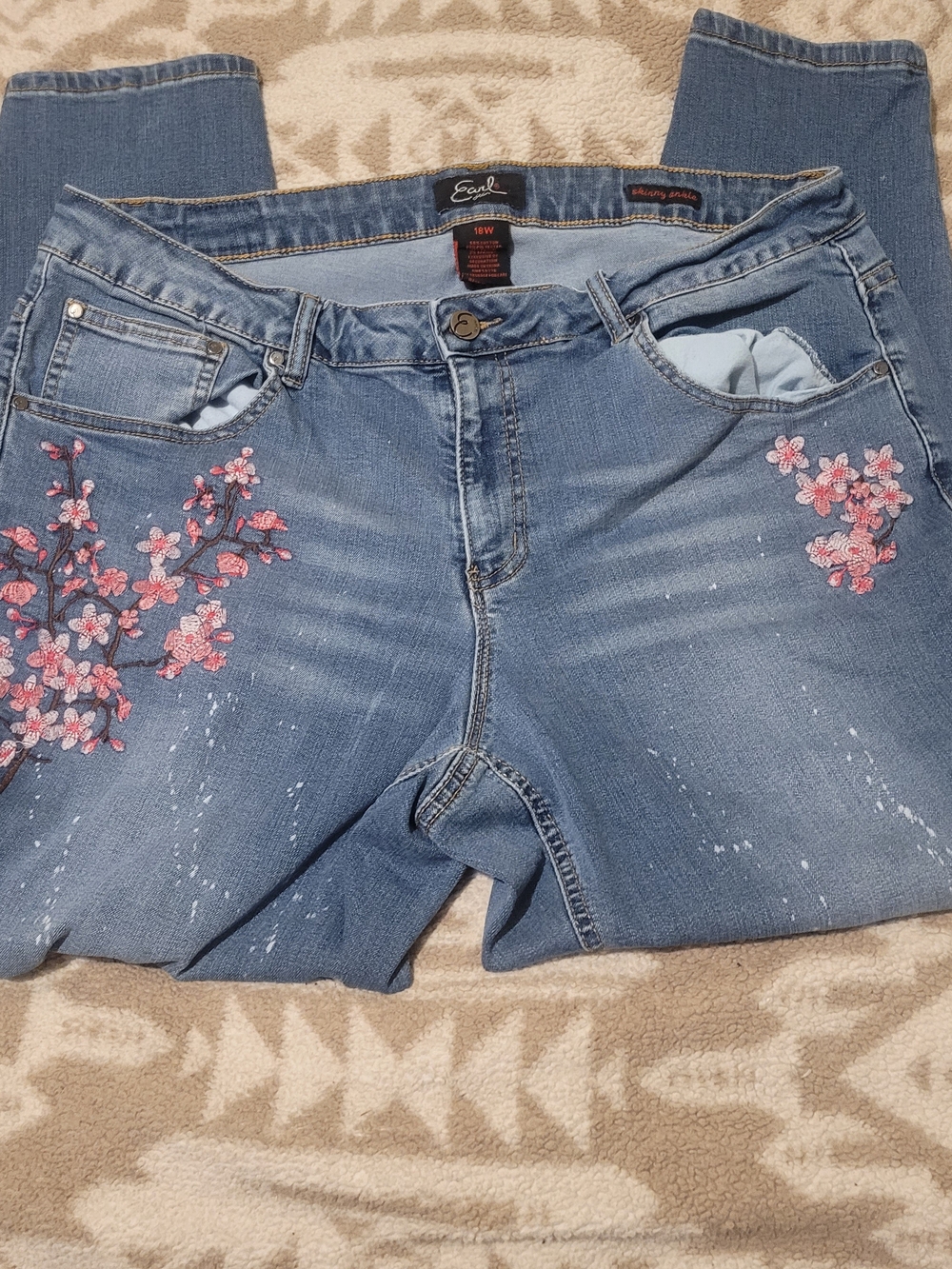 Women’s Light Blue Embroidered Floral Jeans Earl.